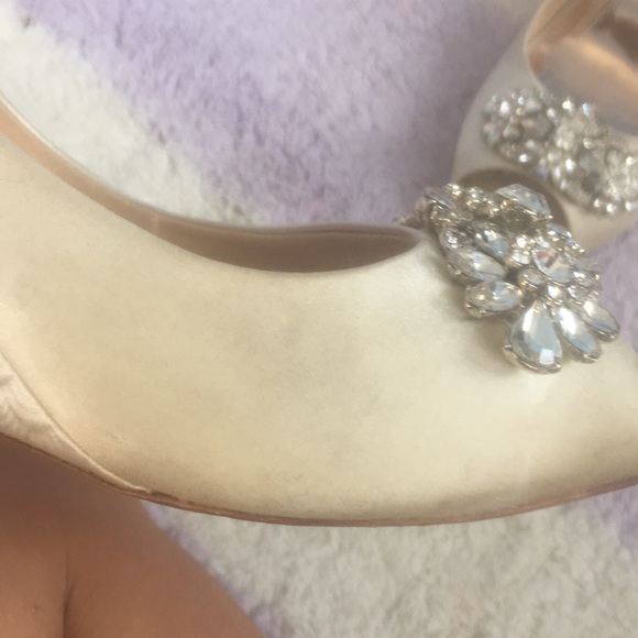 Badgley Mischka  Ivory wedding wedges - Picture 4 of 8